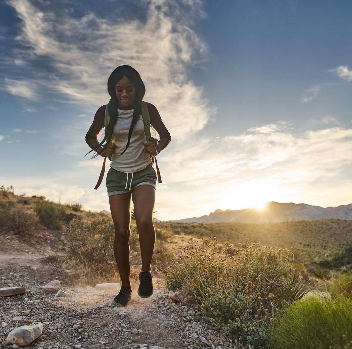 Frau wandern am Red Rock Canyon bei Sonnenuntergang mit lizenzfreiem Bild 1601478369